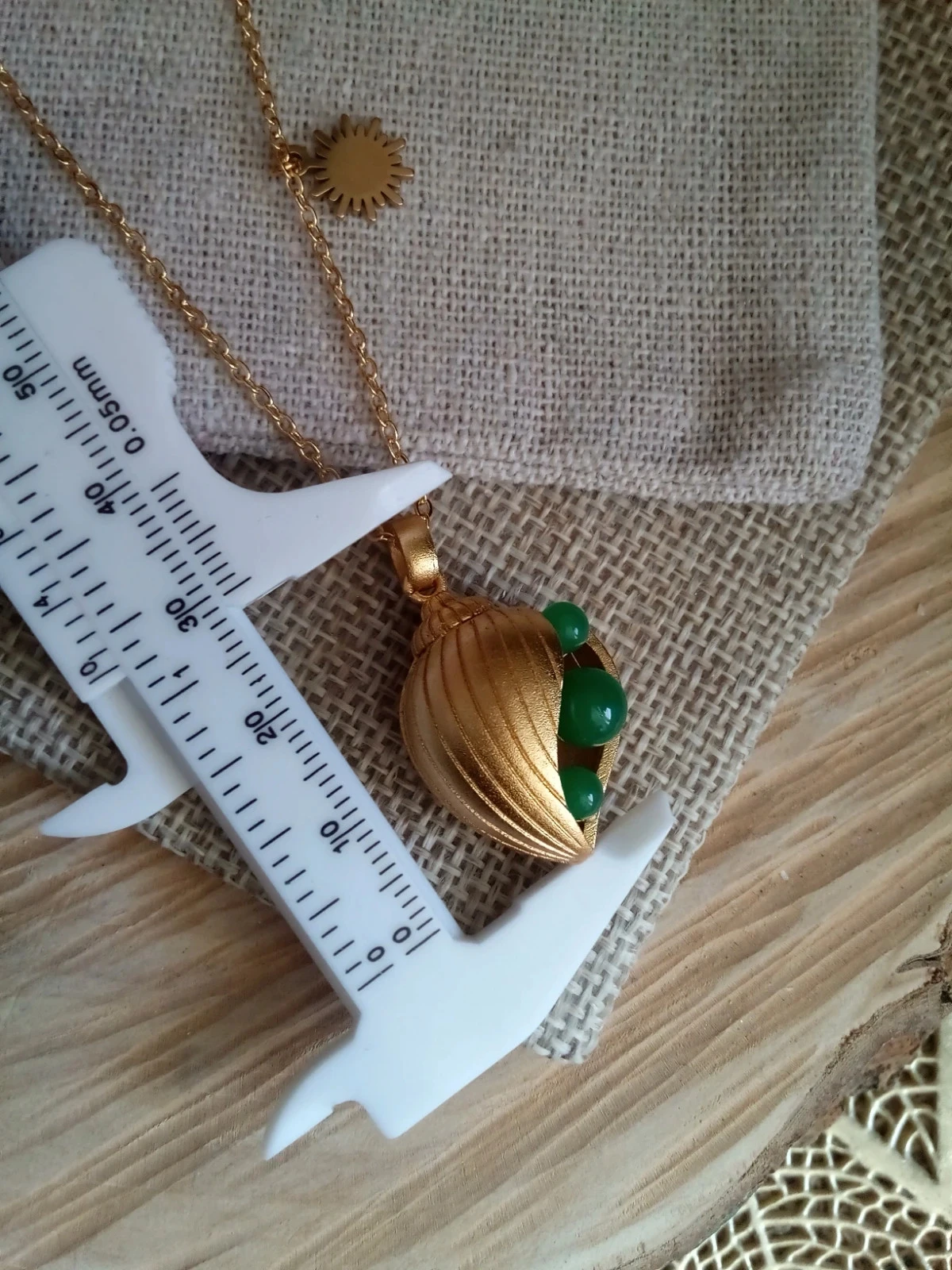 Hangende schelpen ketting met jade parels – photo 2